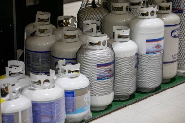 Manitowoc WI USA 12 Aralık 2021: çeşitli boyutlarda propan silindirleri