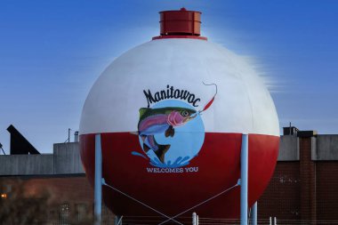 Manitowoc, WI USA 20 Aralık 2021: Atık su arıtma tesisi, uygun dekorasyonla balıkçı teknesini taklit ettikleri yer