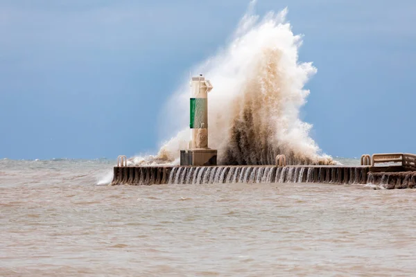Волны Бьющиеся Пирсе Маяком Озере Мичиган — стоковое фото