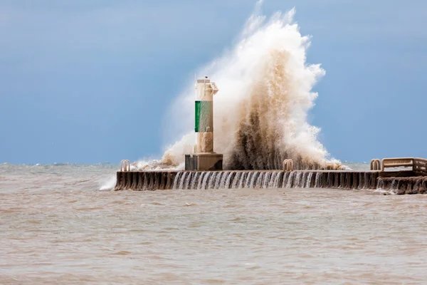 Onde Infrangono Molo Con Faro Sul Lago Michigan — Foto Stock