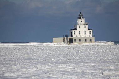 Michigan Gölü Deniz feneri ve Manitowoc Nehri 'nin donmuş ağzı.