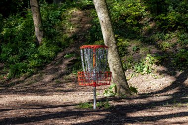 Parktaki golf sepeti.