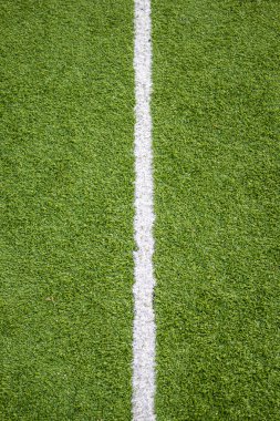 Futbol alan çim üzerinde beyaz çizgi