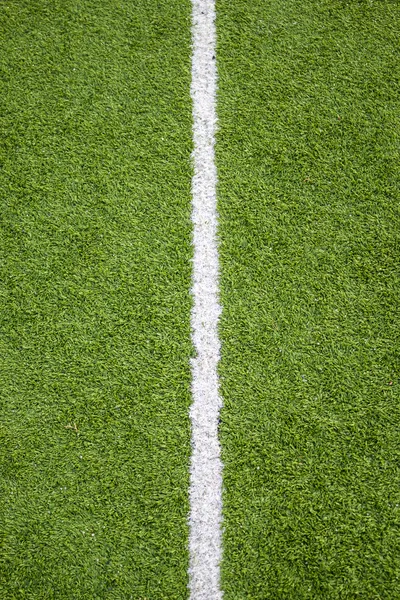 Белая линия на траве футбольного поля — стоковое фото