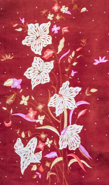 빨간색 배경에 꽃 패턴 바 틱 — 스톡 사진
