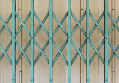 eski yeşil ve gri çelik kapı