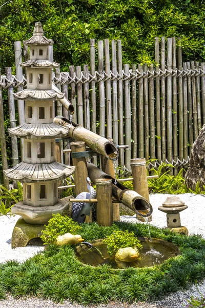 Fontaine en pierre de pagada et bambou dans le jardin japonais — Photo