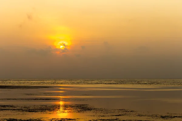 Inicio del amanecer sobre la orilla del mar — Foto de Stock