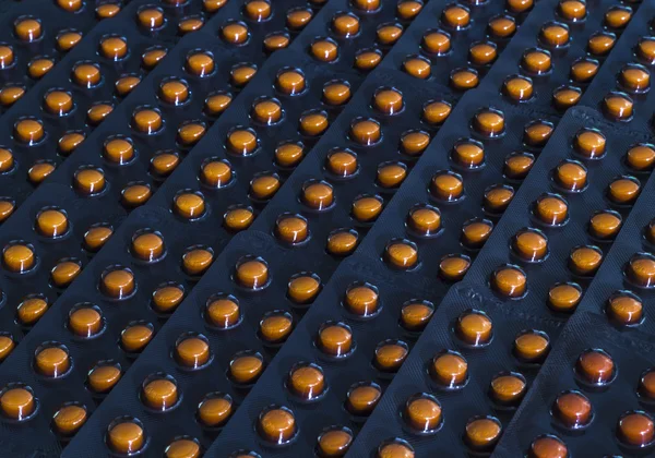 Orange Pillen in schwarzer Blisterverpackung — Stockfoto