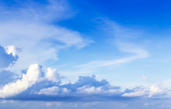 Ciel bleu et nuageux — Photo