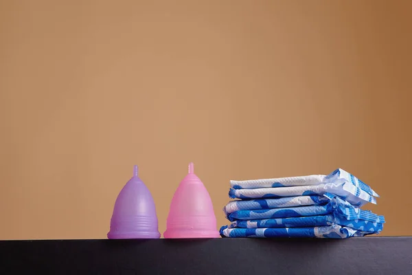 Secangkir Menstruasi Silikon Samping Setumpuk Handuk Sanitasi Keberlanjutan Nol Limbah — Stok Foto