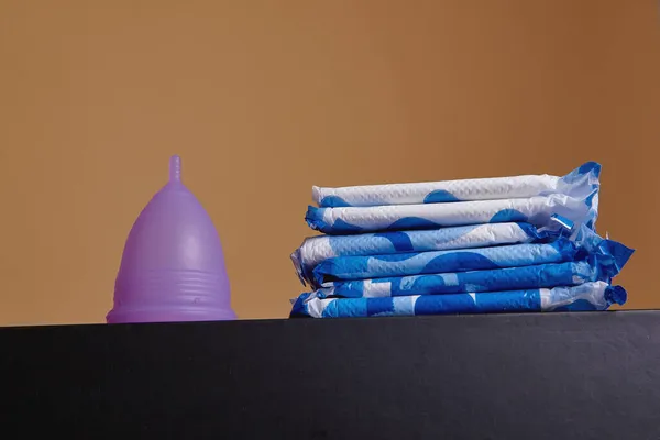 Secangkir Menstruasi Silikon Samping Setumpuk Handuk Sanitasi Keberlanjutan Nol Limbah — Stok Foto