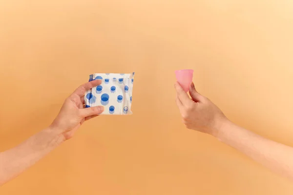 Menstruationstasse Und Damenbinden Den Händen Weibliches Hygiene Alternativprodukt Statt Tampon — Stockfoto