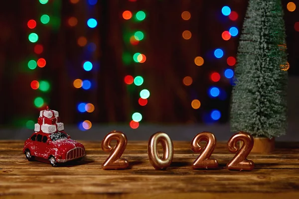 节日背景2022年的数字是由金色蜡烛在节庆灿烂的背景上制成的 庆祝新年佳节 案文的篇幅 图库照片