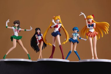 Udachnyy, Rusya - 18 Kasım 2021: Japon Shojo mangalarından biri olan Ay Savaşçısı 'ndan model koleksiyonu. Sadece baş makale kullanıldı. Japon plastik modeli. 