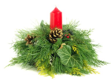 Noel - çelenk taze dallar ve koniler kırmızı mum