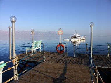 İskele ve tekne içinde Kızıldeniz