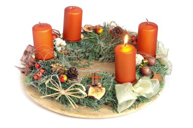 çelenk taze dallar ve koniler dört mum