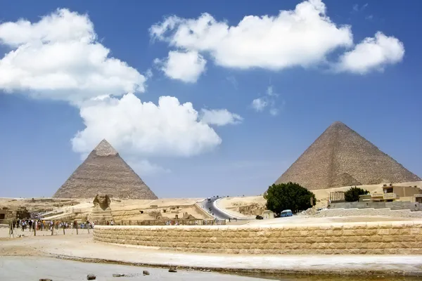 在吉萨金字塔和狮身人面像的符号埃及- — 图库照片