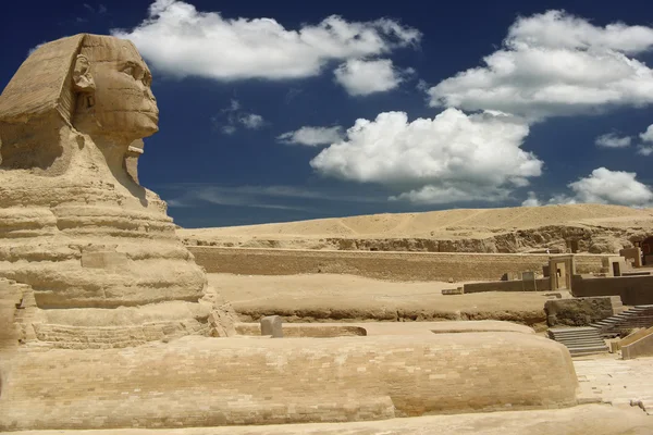 Symbol Egypta - Sphinx s modrou letní oblohu a mraky v Gíze — Stock fotografie