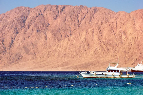 Egito Nuweiba - praia com montanhas e barcos no mar Vermelho — Fotografia de Stock