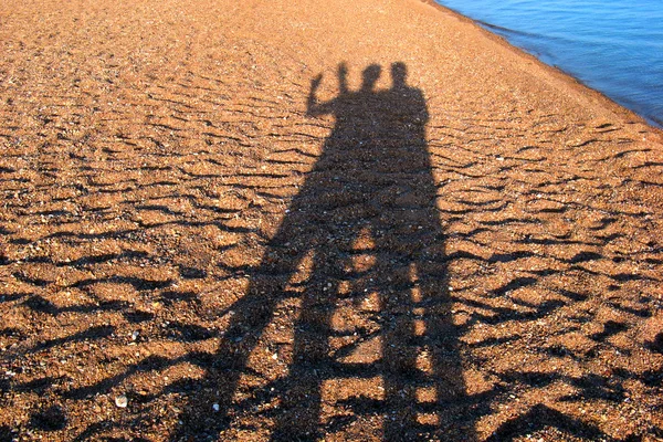 Udvarlás pár árnyék a strandon, Egyiptom — Stock Fotó