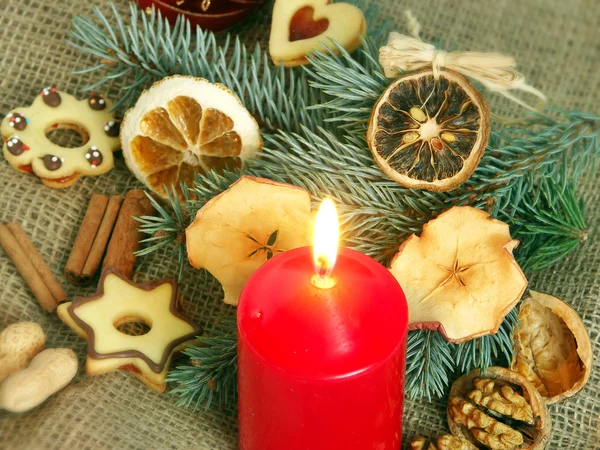 Kerstmis stilleven in rode kaars en droge vruchten — Stockfoto