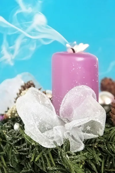 Рождественский венок - конец свечи пламени — стоковое фото
