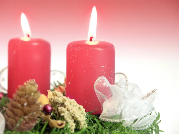 Navidad - corona de ramitas frescas y conos con dos velas —  Fotos de Stock