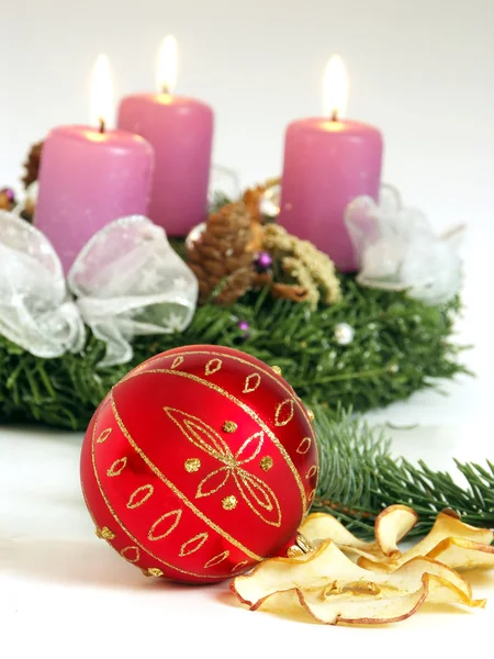 Weihnachten - Kranz aus frischen Zweigen und Zapfen mit vier Kerzen — Stockfoto