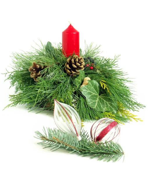 Weihnachten - Kranz aus frischen Zweigen und Zapfen mit roter Kerze — Stockfoto