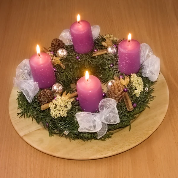 De kroon van Kerstmis met violet kaarsen — Stockfoto
