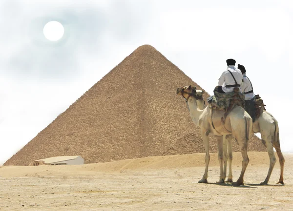 Giza - dos policías en camello — Foto de Stock