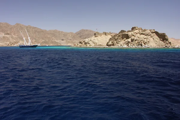 Isola e barca nel Mar Rosso — Foto Stock