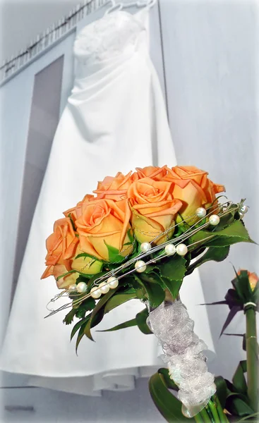 La sposa con bouquet da sposa — Foto Stock