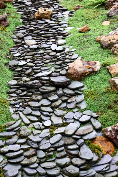 잔디와 돌 방법 — 스톡 사진