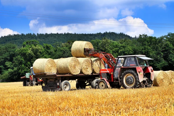 Starý traktor na poli — Stock fotografie