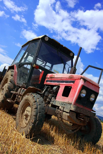 Oude tractor op het veld — Stockfoto