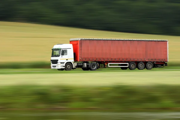 Grande camion cisterna bianca eccesso di velocità in autostrada — Foto Stock