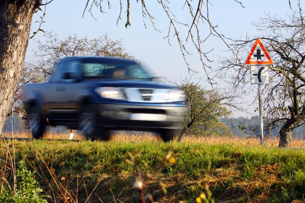 Wazig auto op straat — Stockfoto