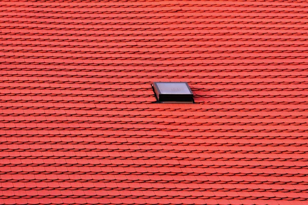 Telhado vermelho com uma janela — Fotografia de Stock