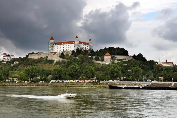 Castelo nera o rio Dunaj e lancha — Fotografia de Stock