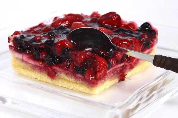 Gâteau aux fruits dans une assiette en verre — Photo