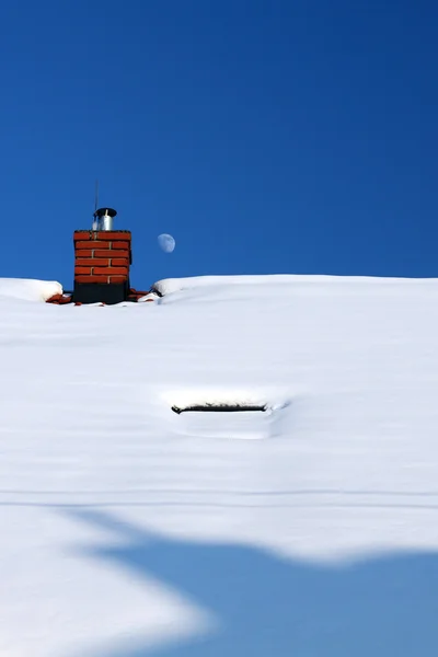 Chimenea roja con nieve — Foto de Stock