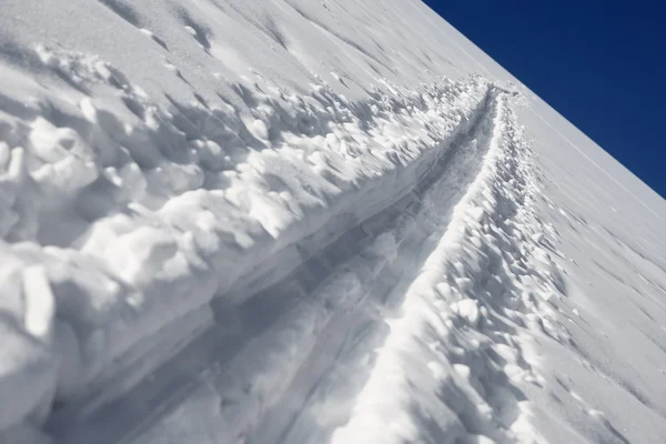 Pista de esqui na neve branca — Fotografia de Stock