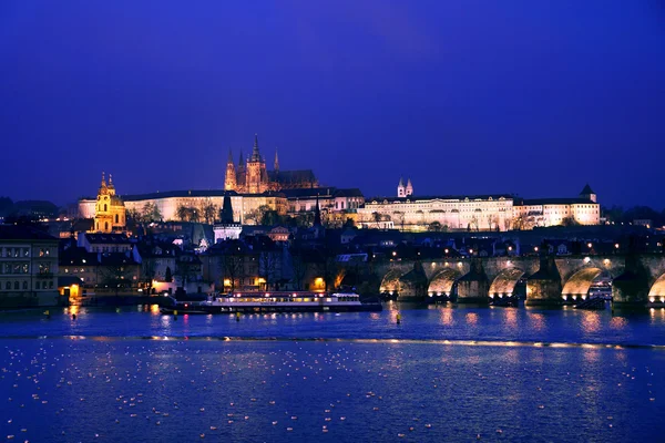 Castelo de Praga no início da noite ao longo do rio Vltava — Fotografia de Stock