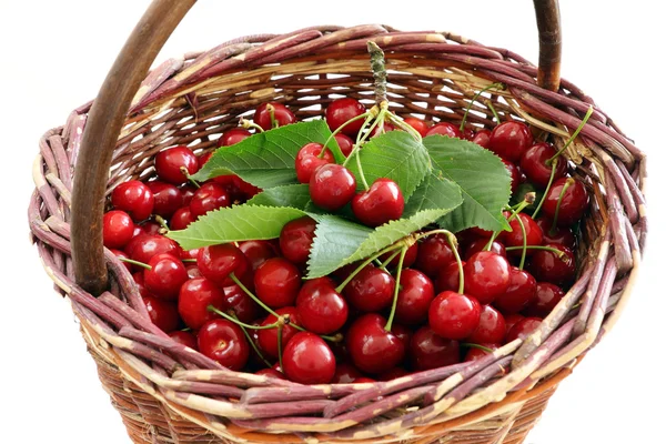 Červené cherry v proutěný košík — Stock fotografie