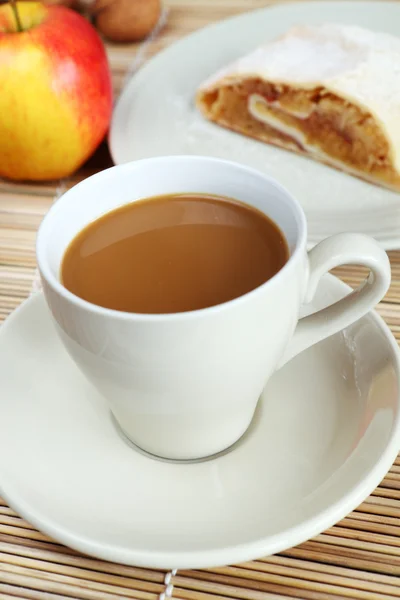 Cup of coffee with apple strudel — Stock Photo, Image