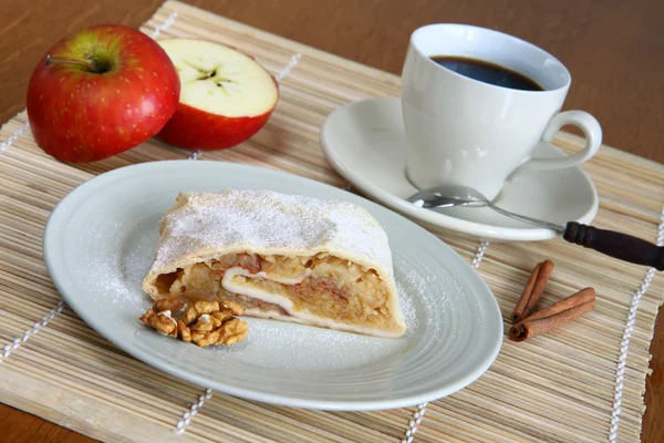 Cup of coffee with apple strudel — Stock Photo, Image