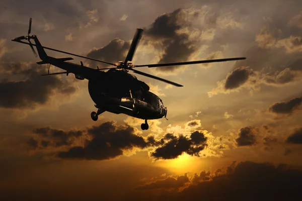 Helicopter landing at sunset — Stock Photo, Image